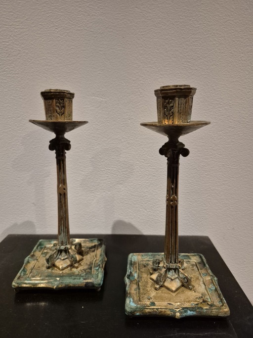 Paire de chandeliers colonne en bronze anciens (21 cm) – Néo-gothique avec belle patine verte