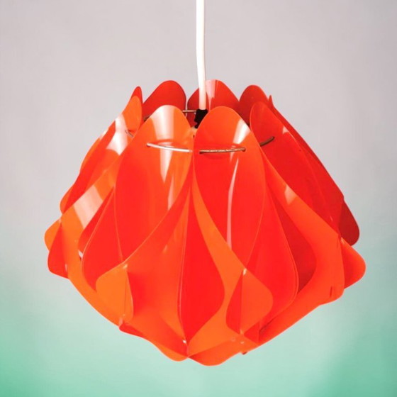 Image 1 of Suspension géométrique rouge en acrylique de style origami, style moderne du milieu du siècle, années 1970