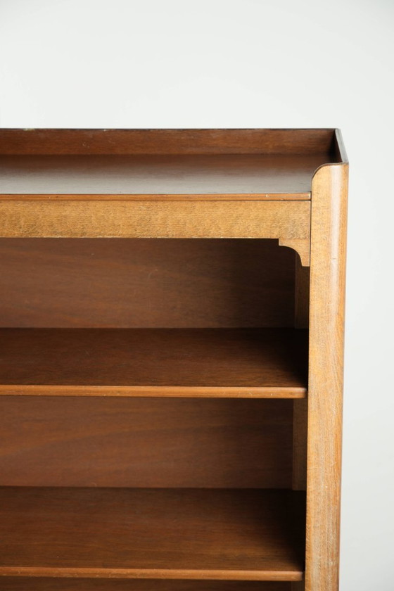 Image 1 of Antieke Engelse boekenkast/ legkast uit eind 19e eeuw met een mooie uitstraling in een subtiel formaat