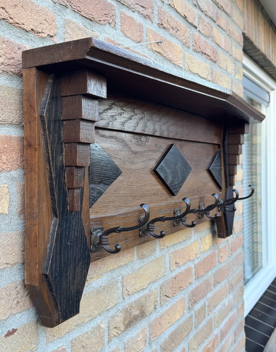 Image 1 of Porte-manteau de l'école d'Amsterdam | vers 1920 | Chêne massif | Une pièce qui attire tous les regards