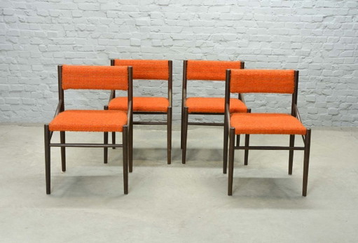 Set aus 4 Esszimmerstühlen aus Wengé-Holz mit orangefarbenem Bouclé-Stoffbezug. Niederlande, 1960er Jahre. – eetkamerstoelen