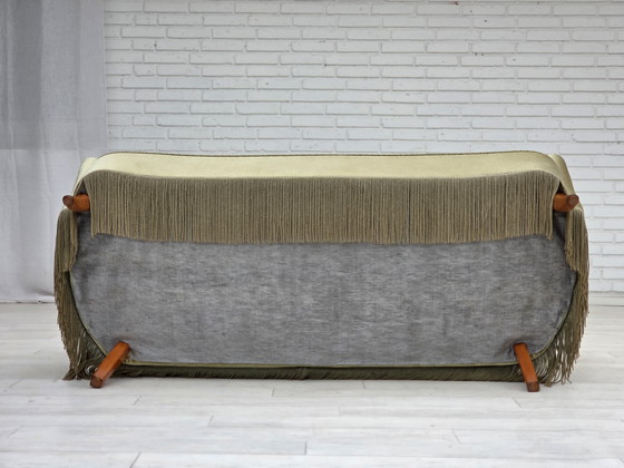 Image 1 of Sofá danés de dos plazas, años 60, terciopelo verde, patas de madera de haya.