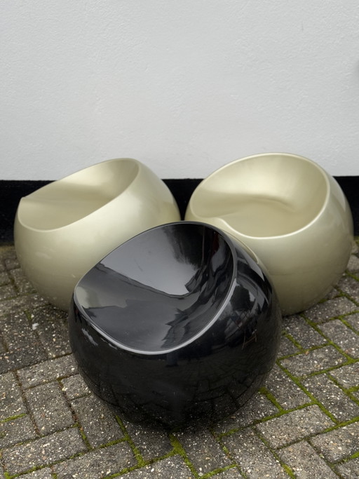 Trio van stoelen met ballen uit het ruimtetijdperk