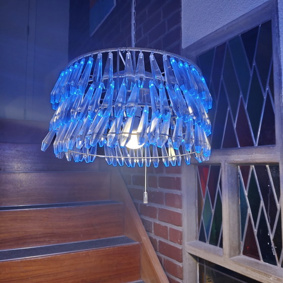 Image 1 of Lustre vintage postmoderne en lucite à prisme avec éclairage d'ambiance bleu
