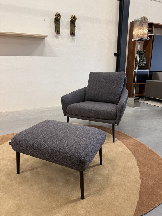 Image 1 of Poltrona Jon di Rolf Benz con poggiapiedi in tessuto e pelle.