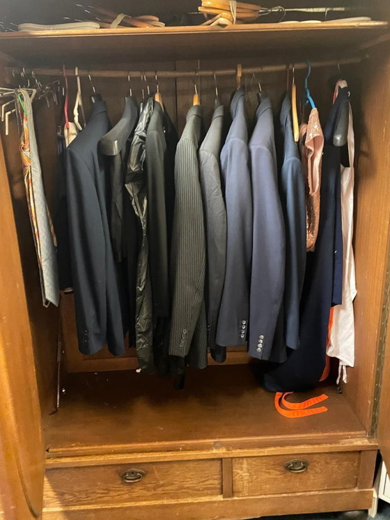 Image 1 of Armario antiguo con 3 puertas, cajones y espejo.