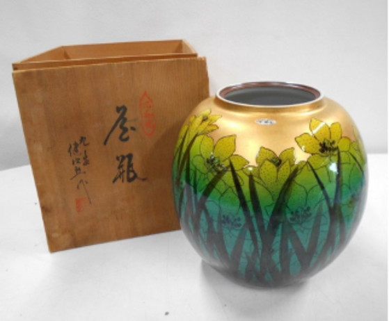 Image 1 of Kutani vase, made by Kenjiro Ota, polychrome and gold decorated vase, "Iris"