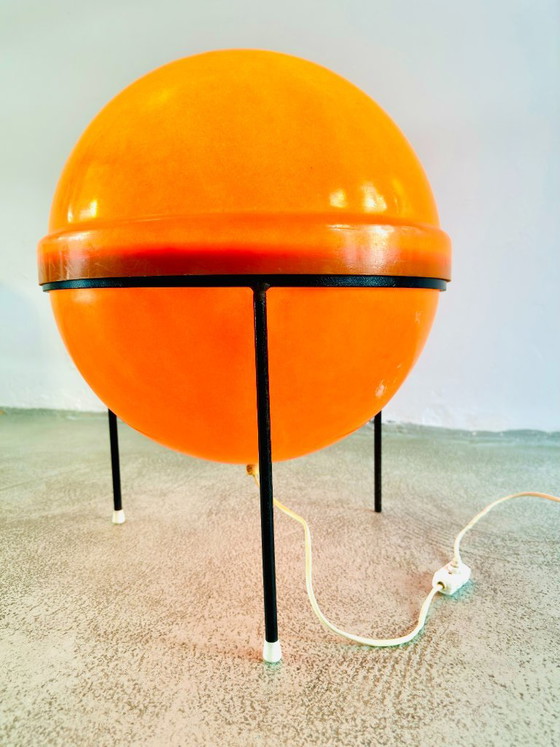 Lampadaire sphérique tripode de grande taille, de style futuriste, de couleur orange, par un designer (photo 5 of 5)