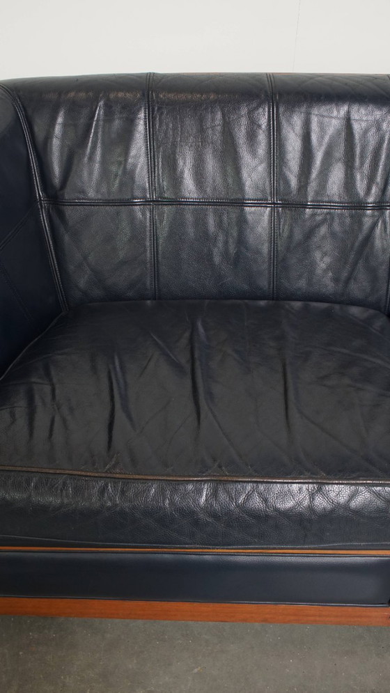 Image 1 of Divano a 2,5 posti Schuitema dal design Art Déco, con lavorazione in legno e pelle di vacchetta blu scuro