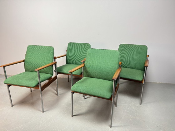 Image 1 of Juego de 4 sillas de comedor Thereca de diseño de mediados de siglo con tapicería verde vibrante.