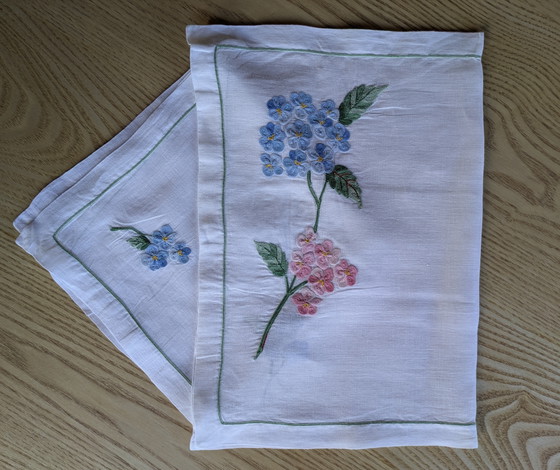 Image 1 of Set vintage rettangolare in voile di lino ricamato a mano e tovagliolo coordinato – Ortensie Blu