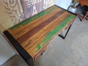 Scrivania colorata, realizzata in legno di recupero, dimensioni 110x50 cm e altezza 78 cm.