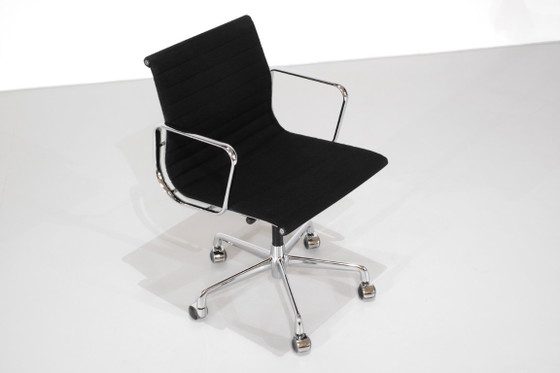 Sedia da ufficio "EA 117" di Charles Ray Eames per ICF USA, 1969. – Poltrone, Tessile (photo 5 of 18)
