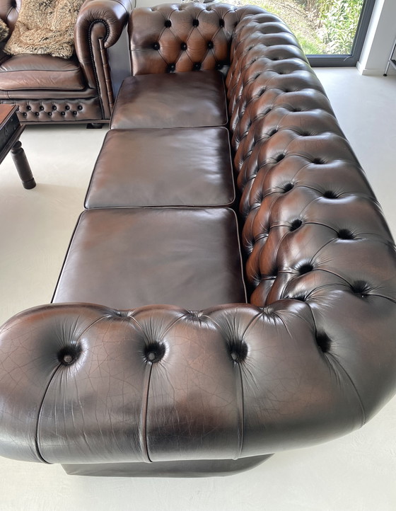 Image 1 of Sofá Chesterfield de 4 plazas en piel auténtica.