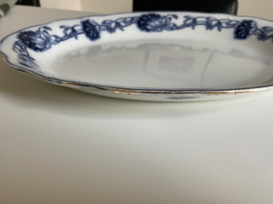 Image 1 of Plato de servir antiguo de porcelana con estampado azul.