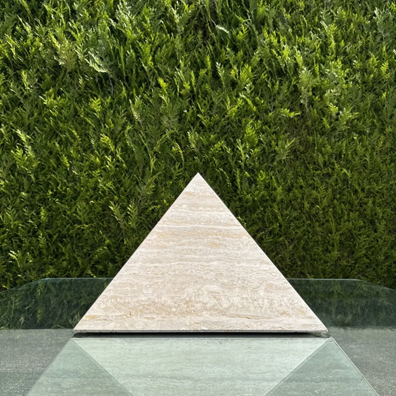 Image 1 of Mesa de centro piramidal de travertino