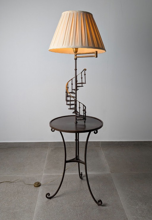 Französische Guéridon Stehleuchte mit Wendeltreppe, Eisen und Messing, Mid-Century