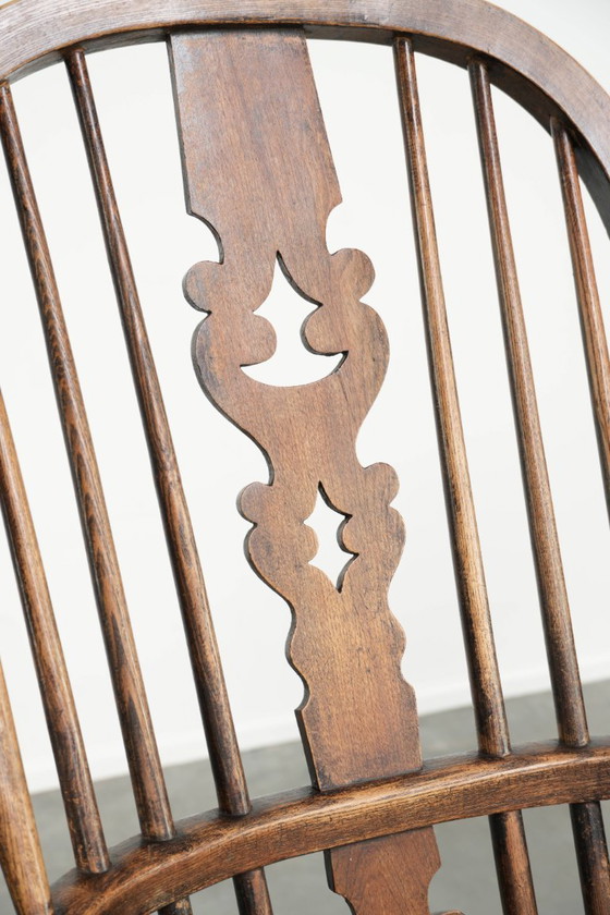 Image 1 of Antieke Engelse spijlenstoel, Windsor chair/ bijzetstoel uit begin 19e eeuw met mooie diepe kleuren