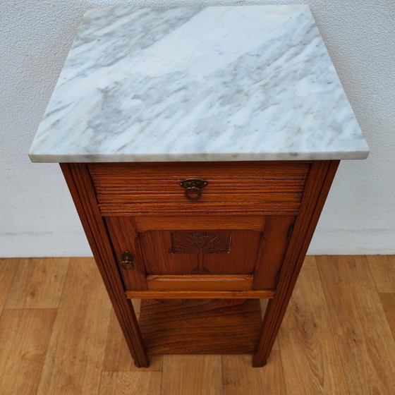 Image 1 of Table de chevet ancienne vintage avec plateau en marbre