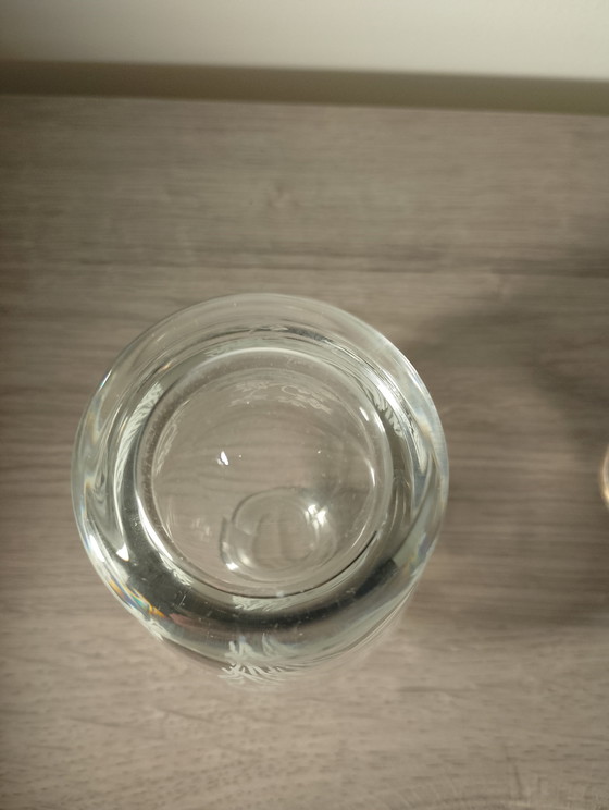 Image 1 of Kristallen karaf toegeschreven aan Baccarat Saint Louis, gegraveerd met het nummer 11.