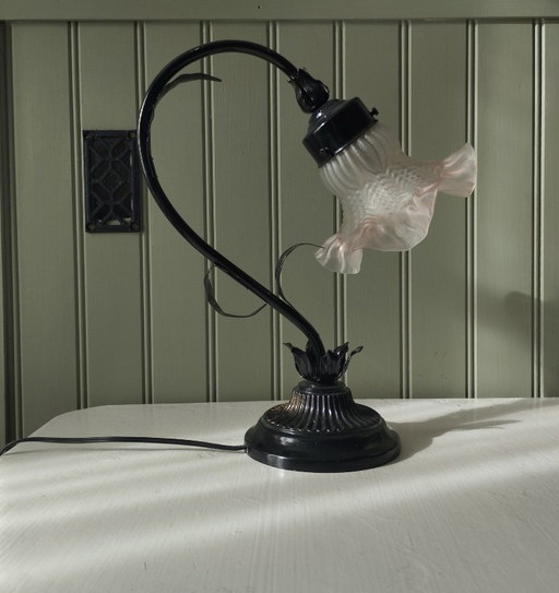 Lampe tulipe en métal noir patiné et abat-jour en verre opaque