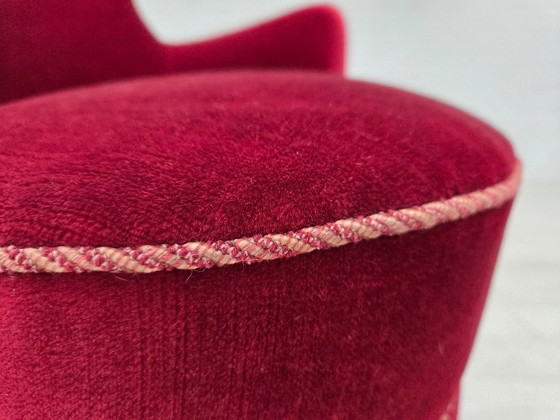 Image 1 of Fauteuil danois des années 1970, revêtement en velours rouge cerise, pieds en frêne.