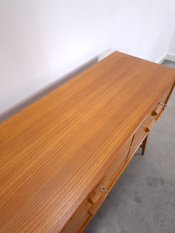 Cassettiera danese vintage in teak con gambe alte inclinate, tavolino, credenza – Cassettiere, Legno (photo 13 of 13)