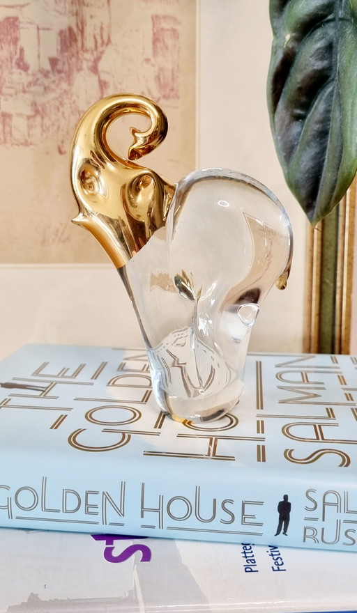 Statuetta vintage di elefante in vetro soffiato a mano.