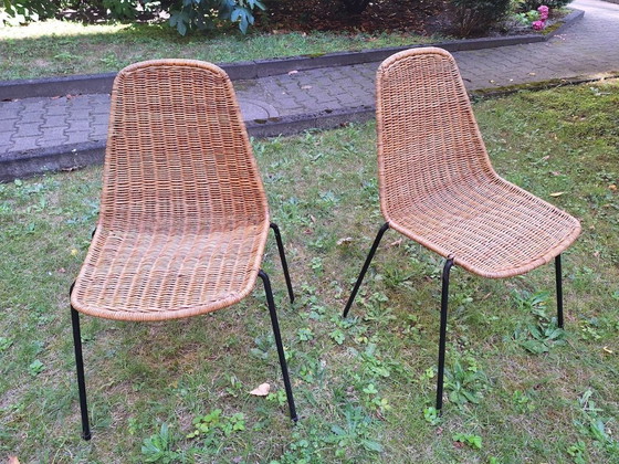 Image 1 of Een paar stapelbare eetkamerstoelen van rotan en ijzer van Gian Franco Legler, Zwitserland, jaren 60.