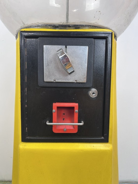 Image 1 of Vintage kauwgomdispenser “Super Chicle” – geel, jaren 60