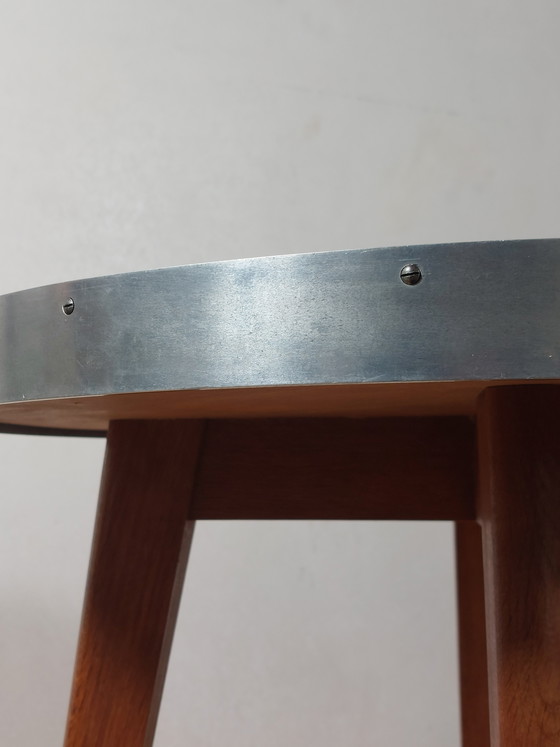 Image 1 of Vintage bijzettafel uit het midden van de vorige eeuw, van hout en metaal.