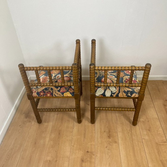 Image 1 of Zwei Eckstühle aus gedrechseltem Holz mit Federkern und Stoffsitzen, Mitte des 20. Jahrhunderts