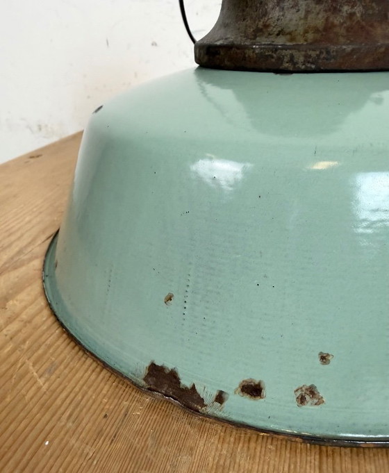 Image 1 of Industriële fabriekslamp van petroleum-email met gietijzeren bovenkant, jaren 60