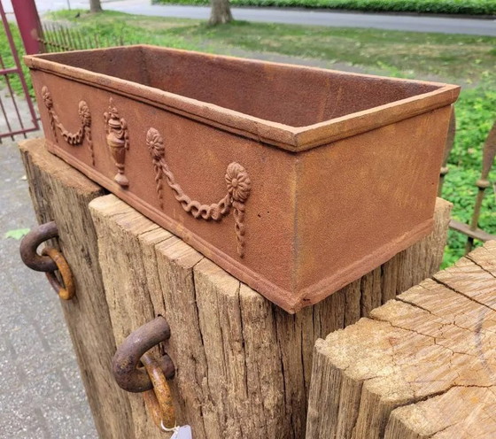 Rusty cast iron jardiniere planter, Plant pot, Brown, Vintage (photo 4 of 10)