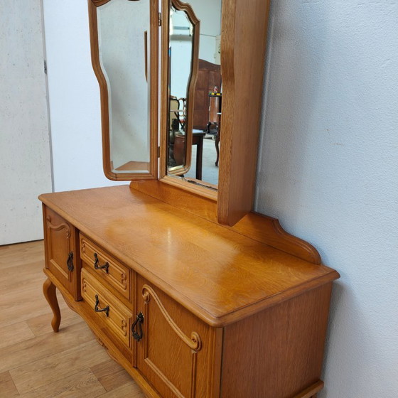Image 1 of Tavolo da trucco vintage in stile Queen Anne, con specchio a trittico.