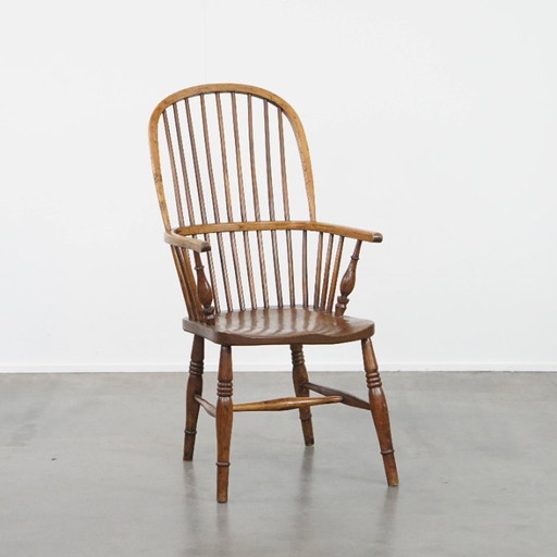 Antique English Windsor stickback chair from the 19th century made of elm wood