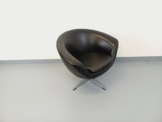 Image 1 of Vintage Scandinavische draaifauteuil van imitatieleer en chroom uit de jaren 70.