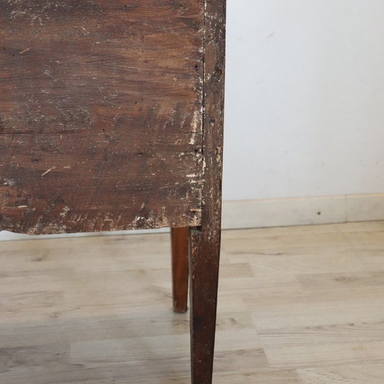 Image 1 of Piccolo comò antico in noce, Italia, XVIII secolo