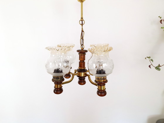 Image 1 of Lustre Vintage en bois et laiton avec quatre bras, abat-jour décoratifs en verre, élégante suspension pour le salon