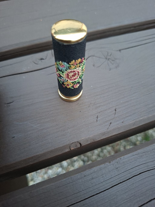 Sac à cadre vintage brodé à la main avec porte-rouge à lèvres assorti.