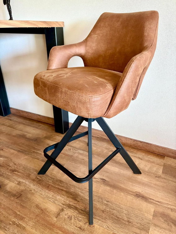 Image 1 of Wegen Zusammenziehens wird ein schöner Bartisch mit luxuriösen Barhockern verkauft.