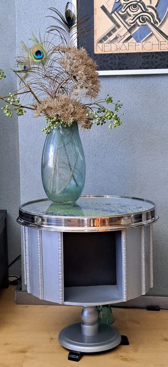 Image 1 of Carousel table