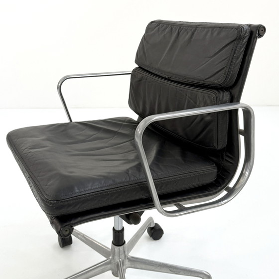 Image 1 of EA217 Chaise de bureau en cuir souple de Charles & Ray Eames pour ICF, années 1970