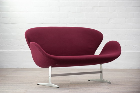 Image 1 of Fritz Hansen Schwanen-Sofa, 2-Sitzer