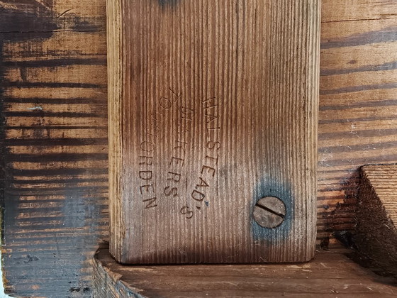 Image 1 of Banco ferroviario victoriano de pino albar – Halstead's, Todmorden