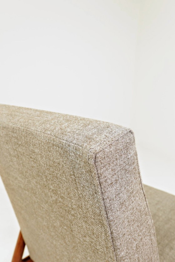 Image 1 of Scandinavische loungestoel met grijze zachte bekleding | Opgeknapte vintage fauteuil