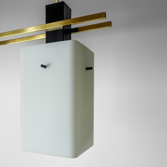 Image 1 of Pendente a soffitto Stilnovo italiano del 1960 con paralumi in vetro opalino e dettagli in ottone