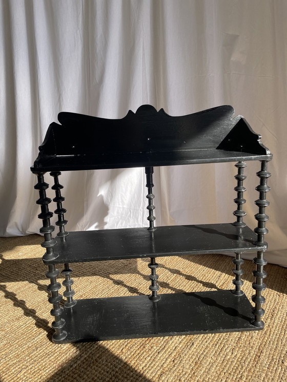 Image 1 of Vintage gedraaide houten volkskunst spoelhouder