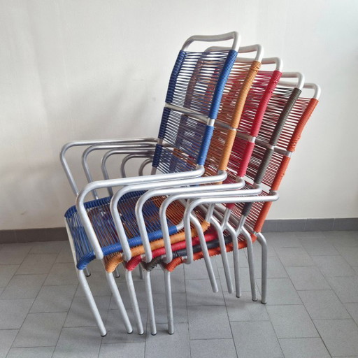 SET VAN 5 VINTAGE SCOUBIDOU FAUTEUILS UIT 1950, GEMAAKT VAN ALUMINIUM EN PLASTIC DRAAD.