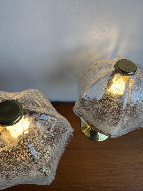 Image 1 of Lampada da tavolo vintage in ottone e vetro ghiacciato: eleganza di metà secolo